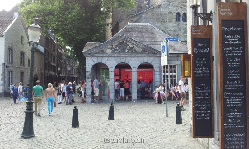 Maastricht'te değerli bir güneşli günde dondurma kuyruğu / An icecream queue on an exceptionally sunny day in Maastricht.
